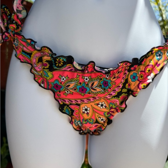 VS vibrant Floral embellished Bikini Set - Picture 4 of 8
